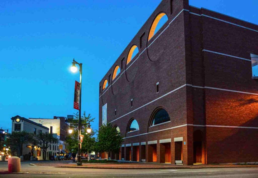 discover the arts district